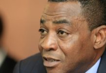 Gonaté Charles Koffi Diby communie avec la population