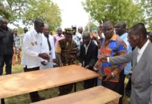 Yamoussoukro : Le Gouverneur Thiam Augustin offre des tables-bancs à 45 écoles du District