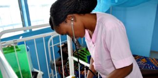 LA SAGE FEMME DE GBEMAZO EXAMINANT UN NOUVEAU NE (1)