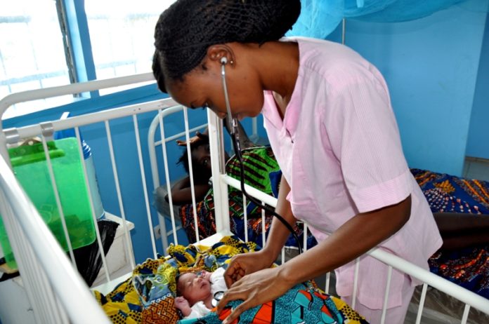 LA SAGE FEMME DE GBEMAZO EXAMINANT UN NOUVEAU NE (1) LA SAGE FEMME DE GBEMAZO EXAMINANT UN NOUVEAU NE (1)