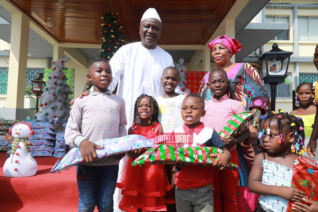 Des enfants heureux avec leurs cadeaux posent avec Hamed Bakayoko