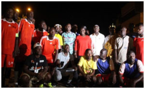 Amadou Koné et le Maire Djibo Nicolas reçoivent  Mariatou Koné lors du match de la paix à Bouaké