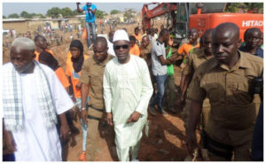 Amadou Koné supervise les travaux de reprofilage des routes à  Bouaké