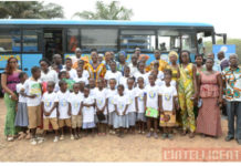 Initiation à la lecture:Les élèves de l’EPP Didier Drogba de Tomasset découvrent le Bibliobus de Children Of Africa