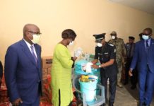 Covid 19 – Chaîne de Solidarité: Mariatou Koné soulage les détenus et le personnel pénitentiaire de la MACA et les invite à s’approprier les mesures barrières