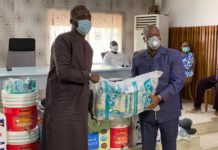 COVID 19: Ouattara Dramane fait des dons à la mairie du plateau
