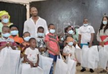 Centre culturel d’Abobo- L’artiste Singuila apporte la joie à 100 enfants démunis
