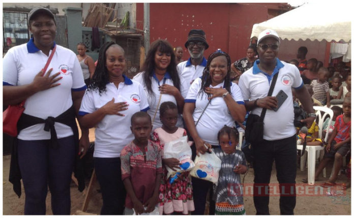 L'Ong, “la main sur le cœur” a procédé à la distribution de 300 kits alimentaires aux enfants défavorisés de la commune de Koumassi