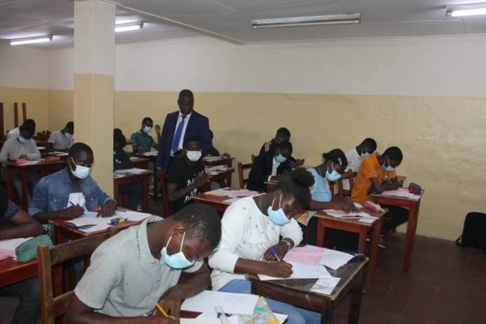 ecrit La Direction des Examens et des Concours (DEXCO), Dr Fofana Al Hassane, a procédé le mardi 18 mai 2021 à l’Ecole Pratique de la Chambre de Commerce et d’Industrie (EPCCI)
