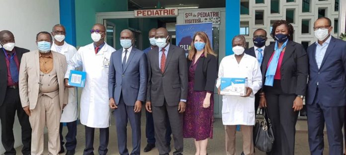 Le laboratoire biopharmaceutique AztraZénéca a offert, le jeudi 29 avril 2021, au Centre hospitalier universitaire (CHU) de Treichville à Abidjan, deux salles équipées d’appareils de nébulisation