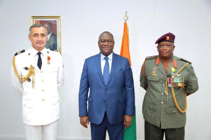 Le colonel Xavier Clochard, attaché de défense de la France et le colonel Kido Mancotywa, attaché de défense de l’Afrique du Sud sont en fin de mission en Côte d’Ivoire. Pour marquer leur départ