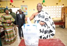 Gbêkê – Présidentielle 2025 : Assahoré Konan Jacques aux populations – “Le vote, c’est un acte libre” Le ministre Assahoré Konan Jacques vote à Languibonou (photo : DR)