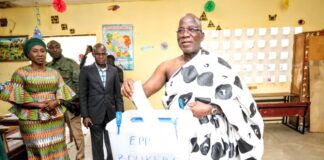 Le ministre Assahoré Konan Jacques vote à Languibonou (photo : DR)