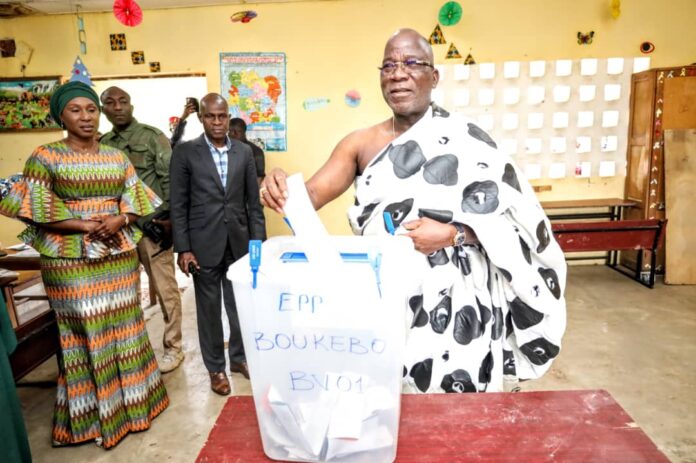 Le ministre Assahoré Konan Jacques vote à Languibonou (photo : DR)