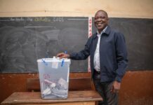 Bouaké – Présidentielle 2025 : Amadou Koné salue la forte affluence des électeurs dans les urnes Vote du ministre Amadou Koné à Bouaké (photo : DR)