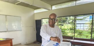 Yacine Idriss Diallo accompli son droit de vote. Photo : DR