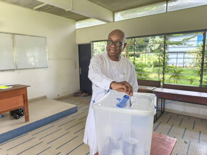 IMG-20251025-WA0068 Yacine Idriss Diallo accompli son droit de vote. Photo : DR