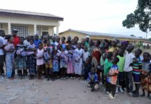 Séria : une cadre offre 40 tenues scolaires à 20 jeunes filles pour la rentrée